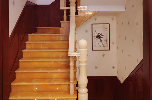 丰满中式别墅室内汉白玉石楼梯的定制安装装饰效果