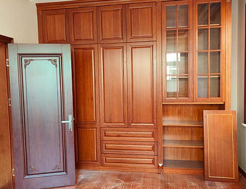 丰满中式家庭装修里定制的实木衣柜效果图